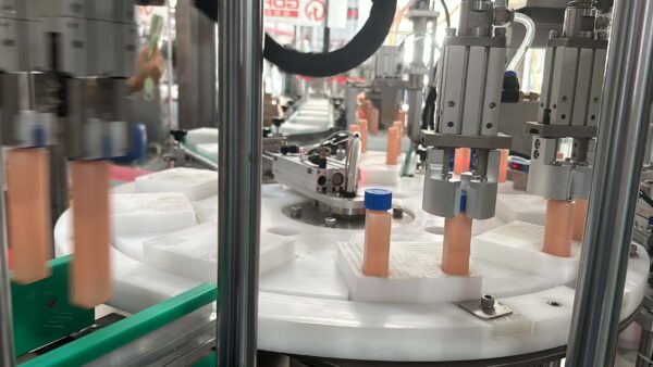 Remplissage et obturation intégrés d’une bouteille de forme irrégulière pour flacon IVD