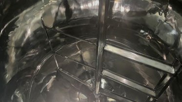 tanque de homogeneização aquecido a vapor de 1000L na fábrica.