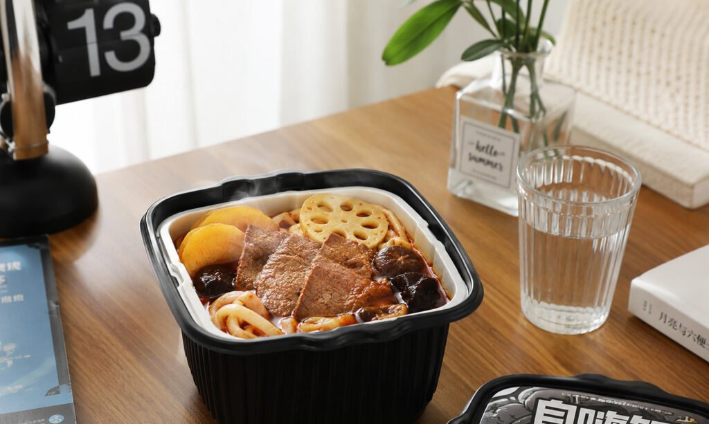 makanan pemanas mandiri di atas meja