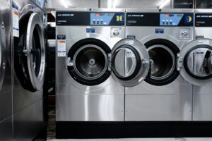 Laundry detergent bottles and jerry cans for retail packaging formats